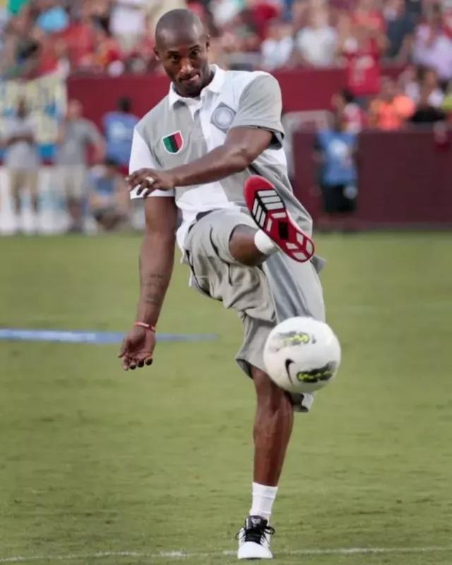 37岁库里太疯狂！刷新NBA过去79年三分纪录，勇士却吞三连败（37岁库里狂刷纪录：改写NBA79年三分历史，勇士却陷三连败）