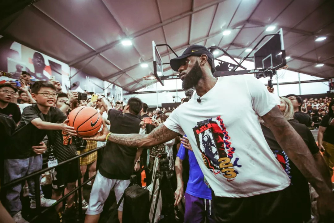 卡森·华莱士：篮球场上的防守大师（卡森·华莱士：防守端的篮坛铁闸）