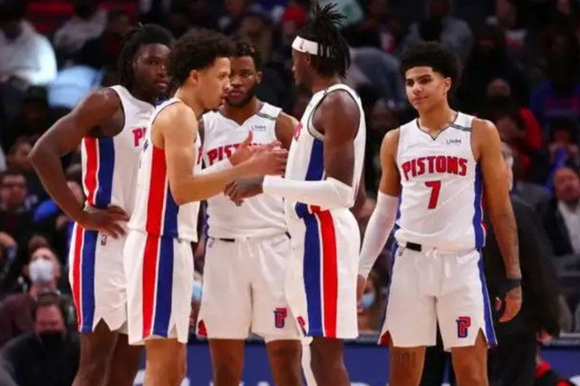 中国冰壶男队5-2轻取菲律宾：迎落选赛三连胜！对手遭压制提前认输（中国男子冰壶队5比2击败菲律宾，落选赛豪取三连胜，对手承压提前认负）