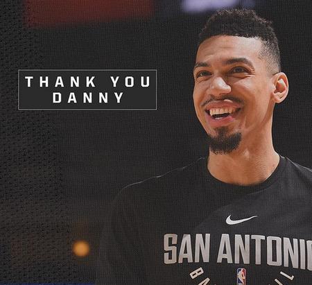 笑尿！湖人火箭喜剧拉扯32秒，菜鸡互啄把球迷看笑了！（爆笑名场面！湖人火箭32秒喜剧拉扯，连续低级失误把球迷逗乐了）