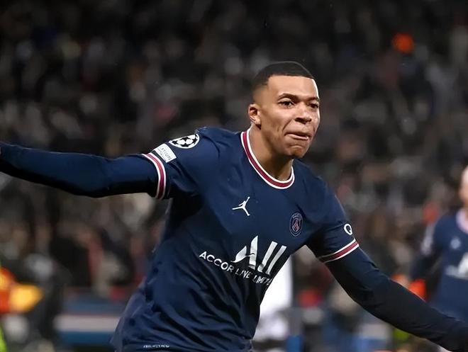 踢球者：凯恩当选2025年年度人物，他是德甲联赛的名片（《踢球者》：凯恩当选2025年度人物，被誉为德甲的门面）