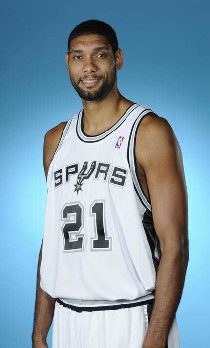 又伤一人！海斯左脚踝酸痛本场对阵太阳不会回归（伤病再添一例：海斯左脚踝酸痛，今日对阵太阳将不再出场）