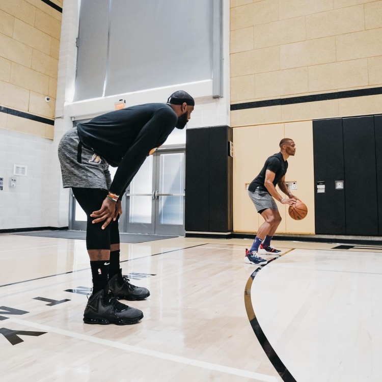 传奇继续！NBA官方晒詹姆斯圣诞大战各项纪录：得分等居首（传奇延续！NBA官宣詹姆斯圣诞大战多项纪录：得分等位居第一）