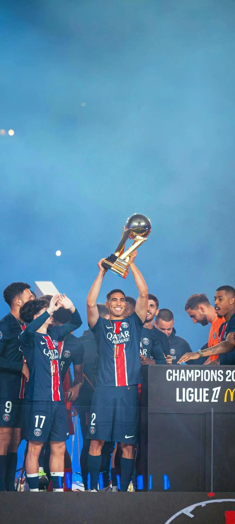 里夫斯：看到詹姆斯在场上全速奔跑，这会促使你跟上他的步伐（里夫斯：看见詹姆斯在场上全速冲刺，会让你也不自觉加速跟上）