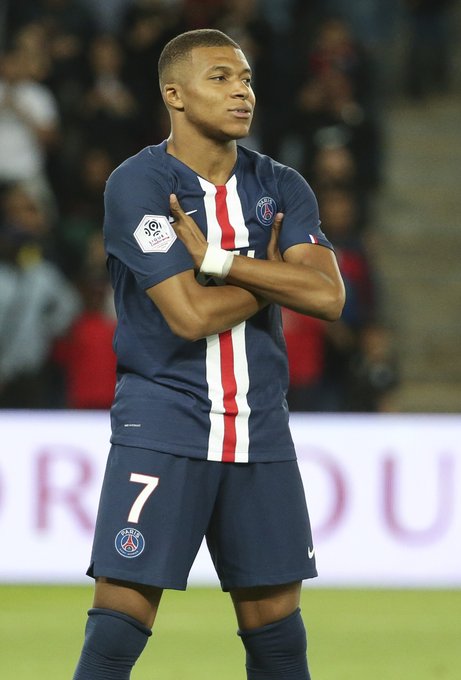 杰伦·布朗独挑大梁！多项数据位列联盟榜首（杰伦·布朗火力全开！多项数据领跑全联盟）