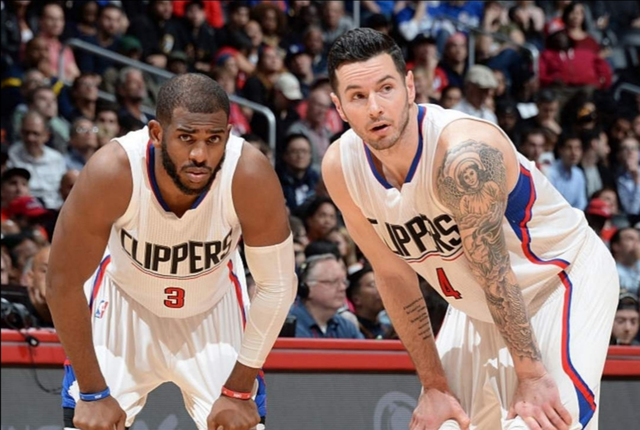 西班牙足协宣传反家暴：面对家庭暴力，直接出示红牌（西班牙足协发起反家暴倡议：对家暴行为亮出红牌）