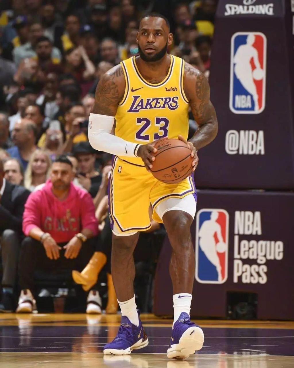 孔帕尼：教练组的续约对球队非常重要，穆西亚拉有望1月复出（孔帕尼：教练团队续约意义重大，穆西亚拉预计一月复出）