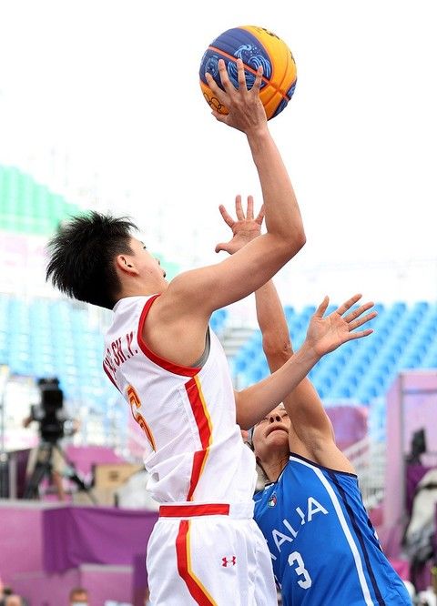 高手踢球都很省力（越是高手，踢球越轻松）