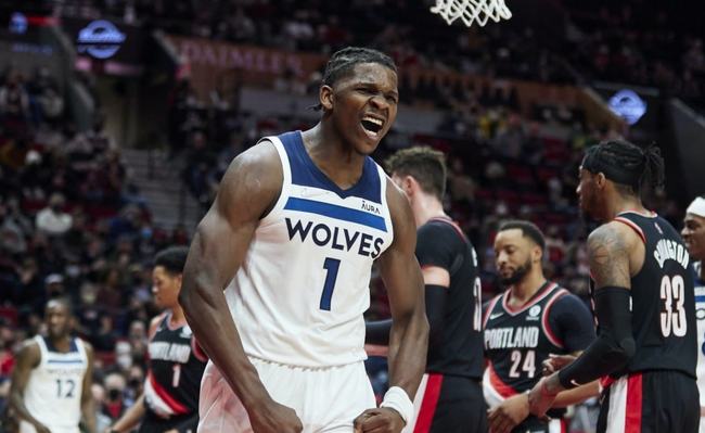 给你修修胡子，瓦科分享自己用剪刀剪克雷桑胡子的照片（瓦科晒照：亲手用剪刀为克雷桑修须）