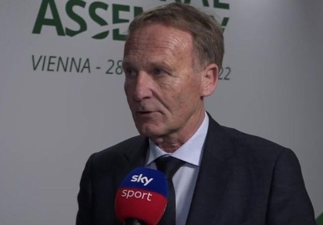 里萨谢三分穿针，老鹰回敬12-2攻击波，比分迫近战况激烈（里萨谢外线命中，老鹰掀起12-2反击潮，分差收窄战局白热化）