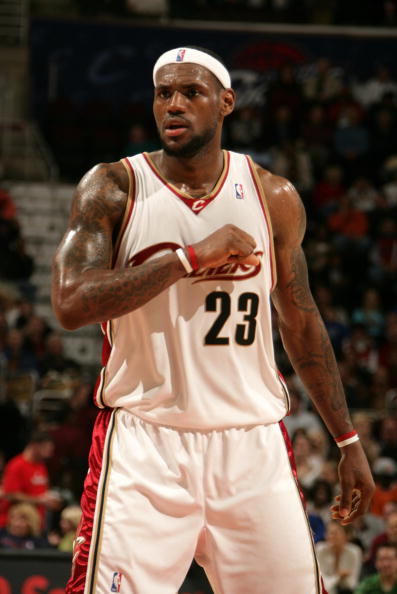 末节轰17分接管比赛！兰德尔20中10得到25分6板（最后一节狂飙17分统治比赛！兰德尔20投10中拿下25分6篮板）