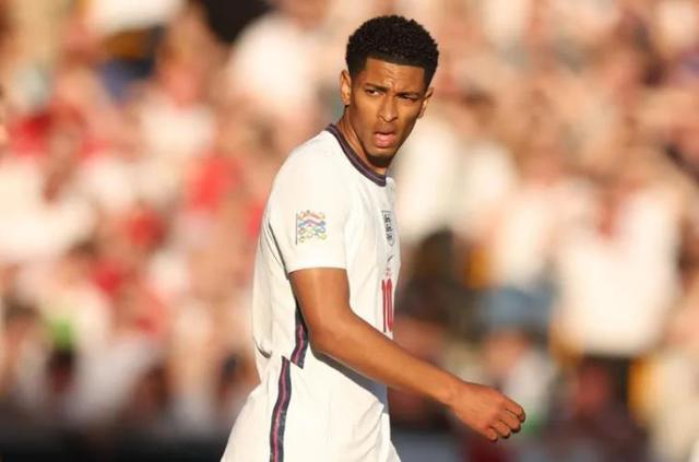 他刚在踢上港的比赛爆发，就被老东家解约离队，球迷建议来中超（对阵上港刚迎爆发，他却被老东家解约离队，球迷建议投奔中超）