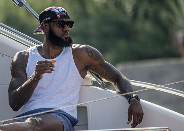 这11月全胜的马竞放到英超踢得过富勒姆吗？（11月全胜的马竞若征战英超，能拿下富勒姆吗？）