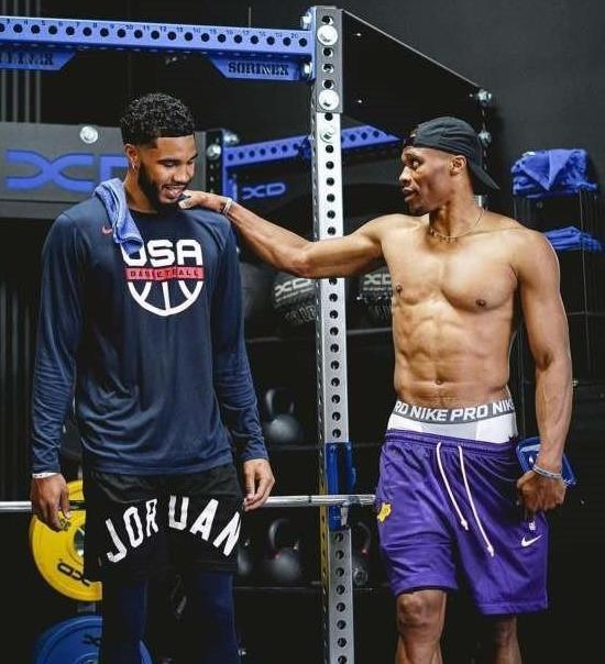 科迪罗兹对决奥巴费米争夺WWE与NXT冠军（科迪罗兹大战奥巴费米：WWE与NXT双冠之争）