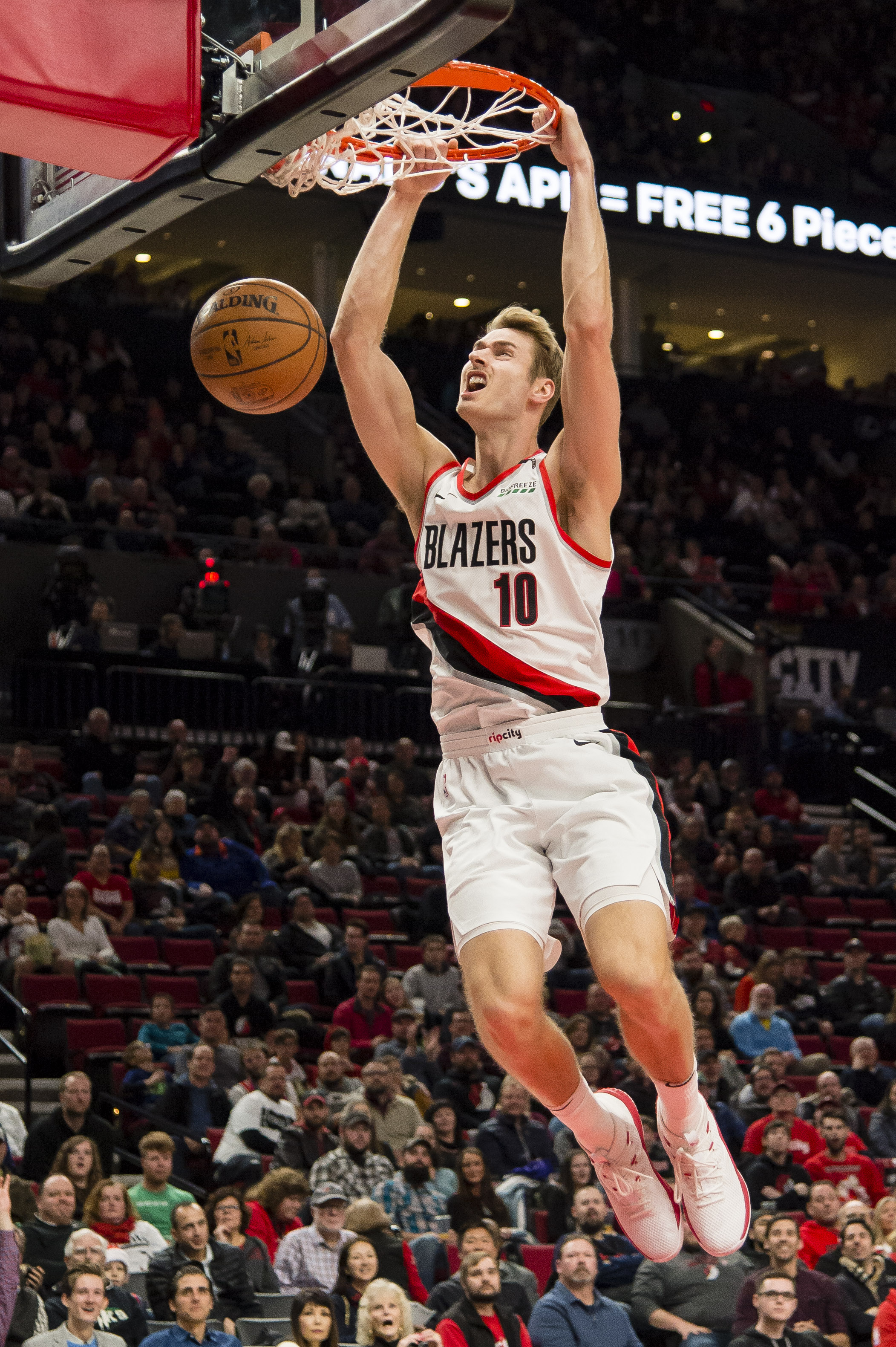 阿莫林抱头无奈！曼联队长补时踢飞空门+2次高射炮 尴尬40射门0球（阿莫林无奈抱头：曼联队长补时空门打飞再轰两脚高射炮，40次射门仍无进球）