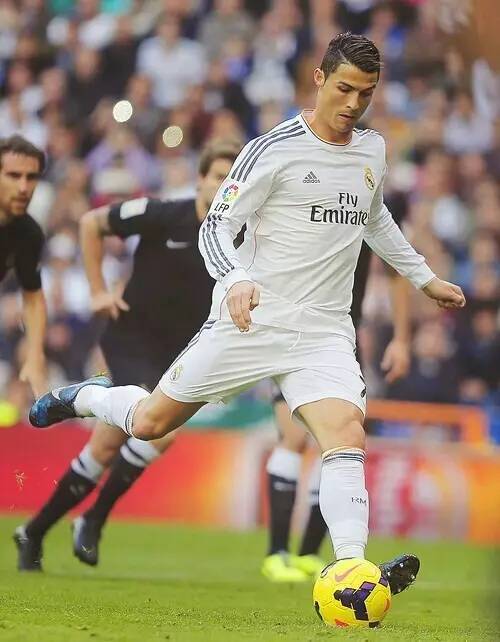 曼市双雄6500万镑争夺战，塞梅尼奥拒绝热刺邀约（曼市双雄掀6500万镑抢人战，塞梅尼奥拒绝热刺报价）