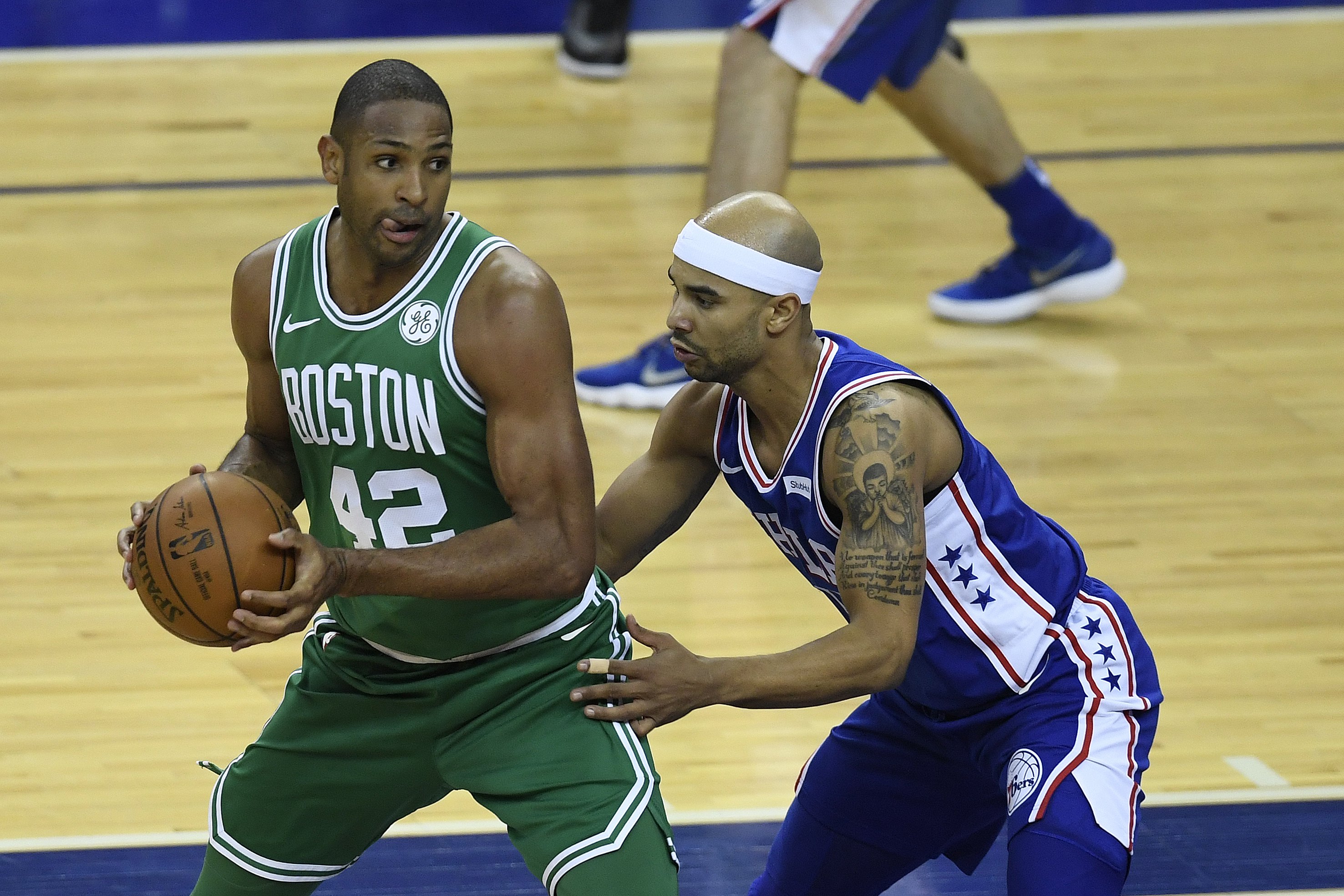 看着都疼！加纳国脚脚踝90度翻转，被日本击败，下轮战玻利维亚（加纳国脚脚踝近90度扭曲令人揪心，球队不敌日本，下一轮迎战玻利维亚）