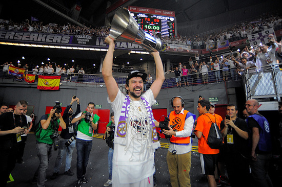 回阿贾克斯？德容：很难给出承诺，我不会排除这种可能（重返阿贾克斯？德容：暂难作出承诺，但不排除可能）