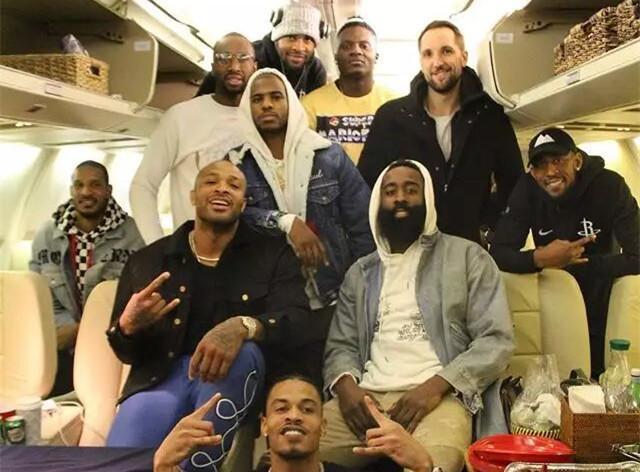 维港昨晚举行了热刺无人机表演，现场摆出队徽、球衣等标志（维港夜空上演热刺无人机秀，队徽与球衣图案亮相）